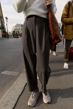 MID-WAIST TROUSERS WITH PLEATS AND ELASTICATED BACK - Zara фото 6