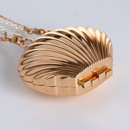 Сумка мини-клатч на магните, в форме ракушки, жёсткий корпус, на длинной цепочке, золотистая