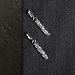 Серьги со стразами Геометрия тонкий цилиндр, белые в серебре