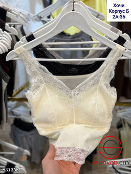 Майка с кружевами и встроенными чашечками