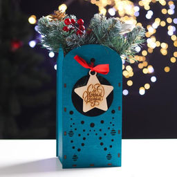 Подарочная коробка деревянная с елочной игрушкой "Звездочка" зеленый кетцаль 12,6х11,8х26 см