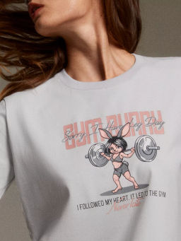 Свободная футболка с ярким принтом