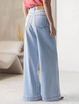 Широкие джинсы из облегченного денима