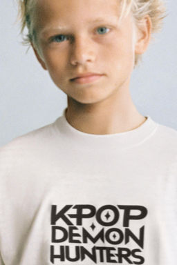 KPOP DEMON HUNTERS NETFLIX  PRINT T-SHIRT - Zara фото 5