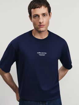 Футболка с принтом на груди / Zarina