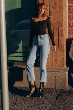 JEANS TRF CROPPED FLARE TIRO ALTO / Azul claro