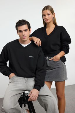 TRENDYOL MAN Bordo Unisex Oversize/Genis Kesim Ici Polarl? V Yaka Bask?l? Sweatshirt TMNAW25SW00157