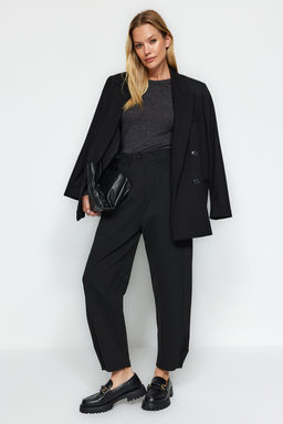 TRENDYOLMILLA Siyah Pileli Genis/Rahat Kesim Yuksek Bel Havuc Fit Interlok Orme Pantolon TWOAW24PL00143