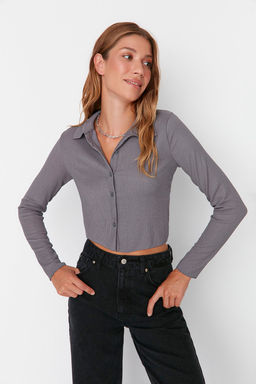 Gri Dugmeli Fitted/Vucuda Oturan Polo Yaka Burumcuk/Dokulu Crop Orme Bluz TWOAW22BZ0241
