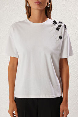 Beyaz Kal?n Pamuklu Oversize/Genis Kal?p Aksesuar Detayl? Orme T-Shirt TWOSS25TS00030