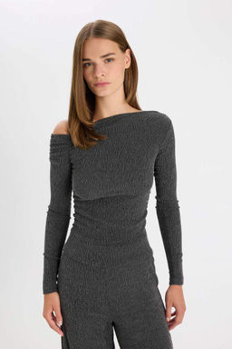 Женская приталенная футболка узкого кроя с длинным рукавом и запахом на одно плечо