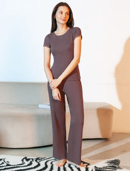 Прямые брюки с поясом на резинке из фактурного трикотажа в рубчик - Vilatte фото 6