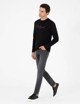 Темно-антрацитовые джинсовые брюки узкого кроя