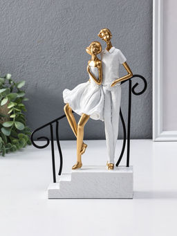 Сувенир полистоун "Парочка стоит у перил" бело-золотой 5,5х20х26,5 см