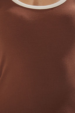 Kahverengi Renk Bloklu Fitted/Vucuda Oturan Havuz Yaka Fitilli Esnek Orme Atlet TWOSS22AL0042