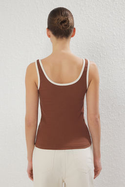 Kahverengi Renk Bloklu Fitted/Vucuda Oturan Havuz Yaka Fitilli Esnek Orme Atlet TWOSS22AL0042