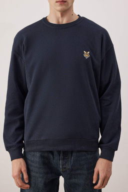 Koyu Lacivert Oversize/Genis Kesim Bisiklet Yaka Kaplan Nak?sl? Sardonsuz Sweatshirt TMNAW25SW00194