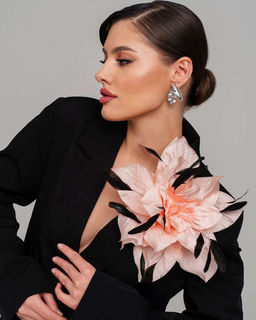 Брошь цветок искуcственный шёлк/Натуральные перья