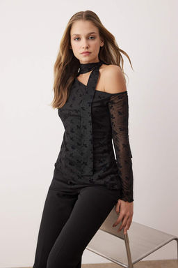 Siyah Cicekli Fitted/Vucuda Oturan Asimetrik Yaka Uzun Kollu Kusakl? Tul Orme Bluz TWOAW26BZ00346