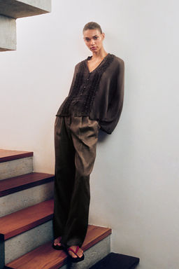 BLUSA VOLANTES / Marr?n oscuro