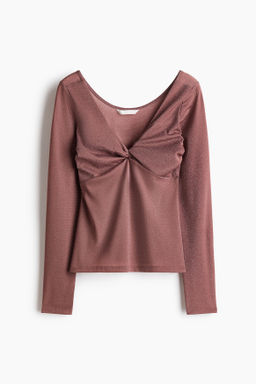 Top brillante con detalle girado