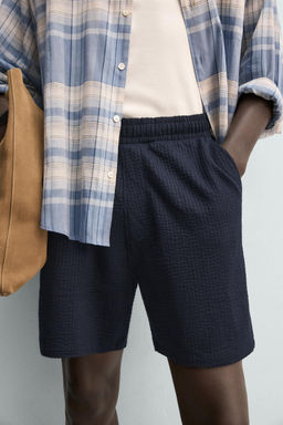 BERMUDA REGULAR FIT ESTRUCTURA SEERSUCKER / Azul
