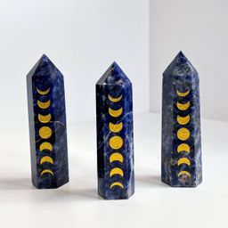 Кристалл Содалит с гравировкой "Лунный цикл"