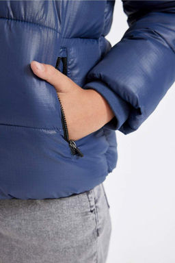 Водоотталкивающее пальто с капюшоном и карманами на молнии для мальчика - Defacto фото 9