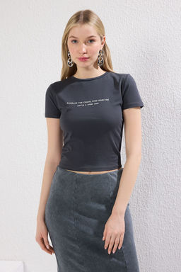Antrasit Slogan Bask?l? Crop Fitted/Vucuda Oturan Orme T-Shirt TWOSS25TS00037