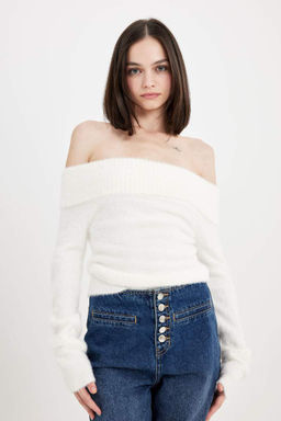 Базовый трикотажный свитер приталенного силуэта с открытыми плечами