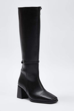 Siyah Bant Detayl? Kare Burun Blok Topuklu Kad?n Cizme
TAKAW26CZ00007