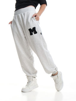 Брюки спортивные с эмблемой 22-7611 светло-серый меланж - Mini maxi фото 49