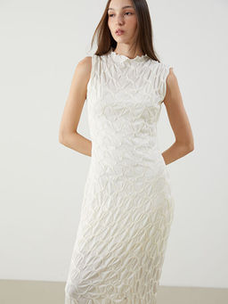 Dik Yaka Kendinden Desenli Elbise