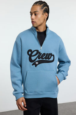 TRENDYOL MAN Mavi Dik Yaka Oversize/Genis Kesim Dik Yaka Fermuarl? Yaz? Nak?sl? Sweatshirt TMNAW25SW00083 - Trendyolmilla фото 2