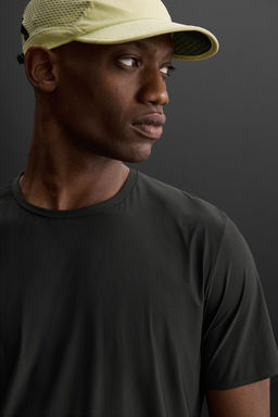 LIGHTWEIGHT TECHNICAL T-SHIRT - Zara фото 16