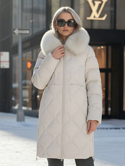 Пальто зимнее утепленное с мехом и капюшоном тренд бежевого цвета 7753B