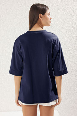 TRENDYOLMILLA Lacivert %100 Pamuk Oversize/Genis Kal?p Truvakar Kol Orme T-Shirt TWOSS25TS00011  фото 14