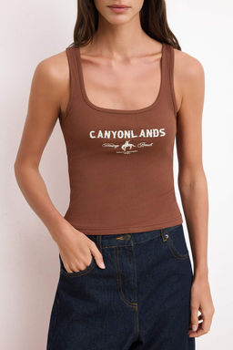 Kahverengi Slogan Fitted/Vucuda Oturan Havuz Yaka Kolsuz Fitilli Esnek Orme Atlet TWOSS26AL00035 - Trendyolmilla фото 3