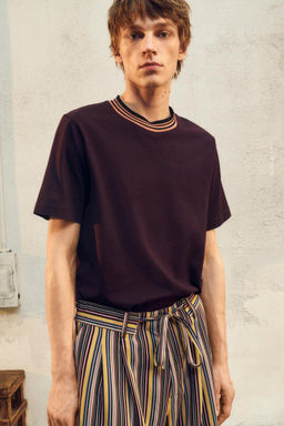 LIMITED EDITION CONTRAST NECK T-SHIRT
