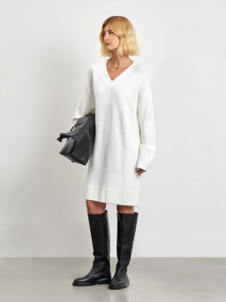 Мягкое вязаное платье-кокон в молочном цвете - Emka фото 2