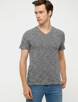 Черная футболка с v-образным вырезом