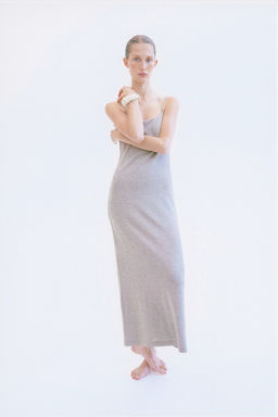 Vestido con tirantes espagueti