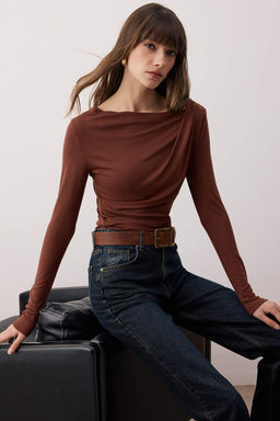 Kahverengi Fitted/Vucuda Oturan Asimetrik yaka Detayl? Yumusak Kumasl? Orme Bluz TWOAW26BZ00088
