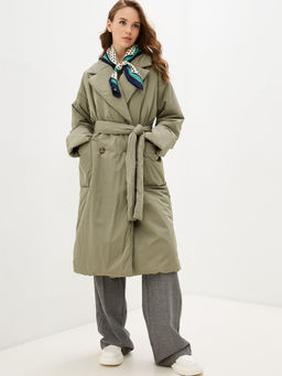 Объемное утепленное пальто запашного кроя