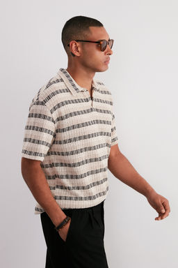 TRENDYOL MAN Ekru Oversize/Genis Kesim Dusuk Omuz Limited Edition Cizgili Polo Yaka T-shirt TMNSS24PO00023 - Trendyolmilla фото 2