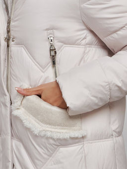 Пальто утепленное с капюшоном зимнее женское бежевого цвета 13332B - Visdeer фото 11