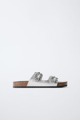 SANDALIA HEBILLAS METALIZADA / Plata