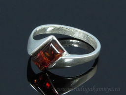 Кольцо с янтарём в посеребрении прямоугольник коньячный