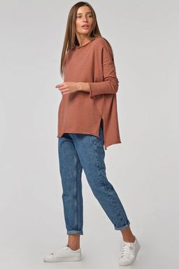 Джемпер трикотажный оверсайз в полоску на кирпичном