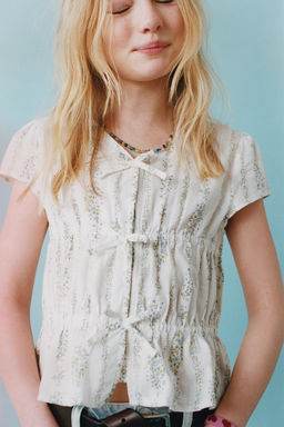 TOP ESTAMPADO FLORES / Crudo